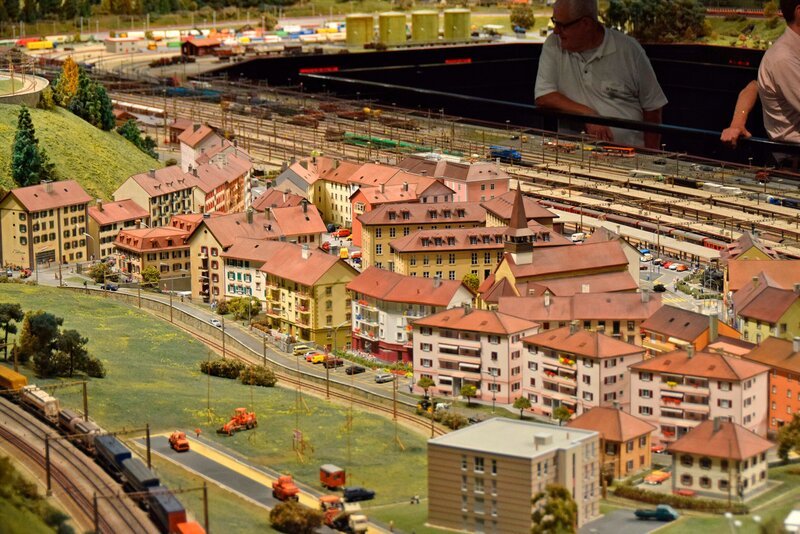 Käserbergbahn, eine der größten Modellbahnanlagen der Schweiz. – Bild: SWR