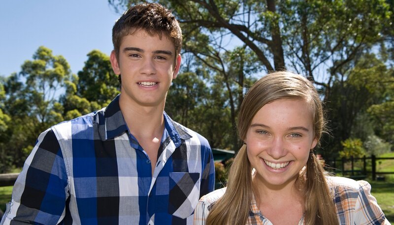 Dan (Luke Erceg) ist immer bereit Ally (Marny Kennedy) zu helfen – wenn sie ihn denn lässt. – Bild: NDR/​Southern Star