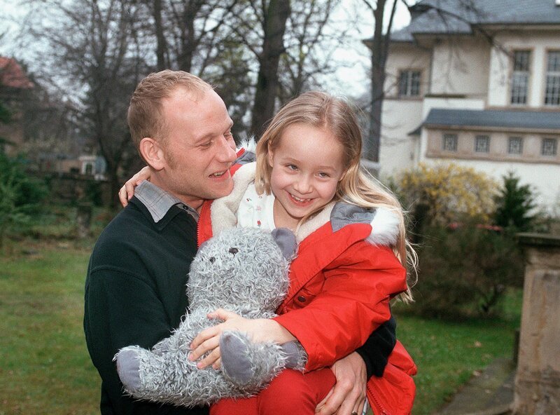 Hauptkommissar Kain (Bernd Michael Lade) und Bea Hilpert (Julia-Kirstin Pittasch). – Bild: MDR