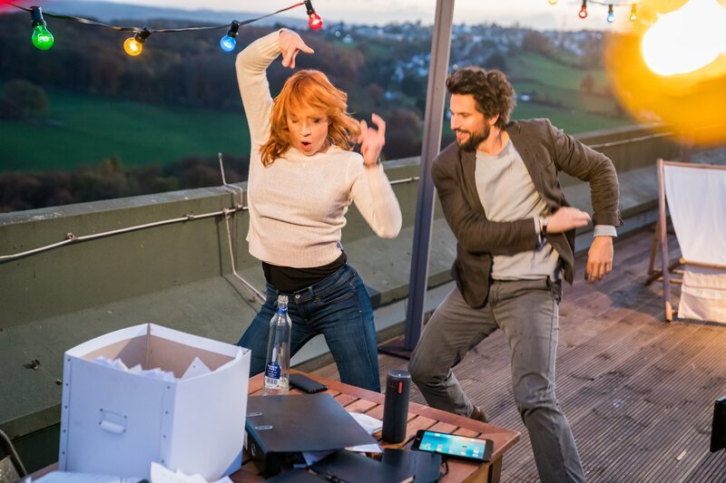 Aktenvernichtungsparty? Elena (Annika Ernst, l.) und Einstein (Tom Beck, r.) feiern auf der Dachterrasse … – Bild: SAT.1 /​ Wolfgang Ennenbach