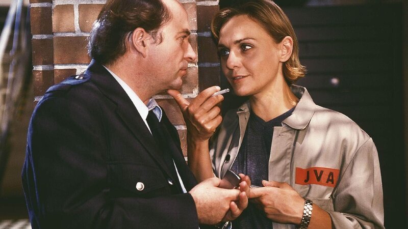 Kittler (Egon Hofmann) warnt Mona (Anja Beatrice Kaul, re.) vor Gittings Rache. – Bild: RTL Deutschland