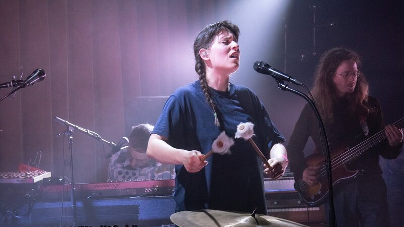 Black Sea Dahu-Sängerin Janine Cathrein spielt beim Konzert in Baden Pauke. – Bild: SRF