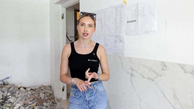 S04E09: Auf der Baustelle in Monaco werden aus den Schwestern echte Powerfrauen – doch die Nerven liegen blank. Kumpel Ozan sorgt mit einem freizügigen Auftritt für Ablenkung, doch der Zickenkrieg zwischen Davina und Shania eskaliert. – Bild: RTLZWEI