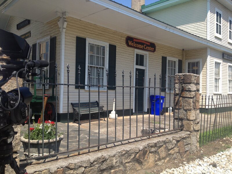Behind the scenes of the production crew filming Conyers, Georgia welcome sign and old train station. – Bild: Discovery Communications, LLC. Lizenzbild frei
