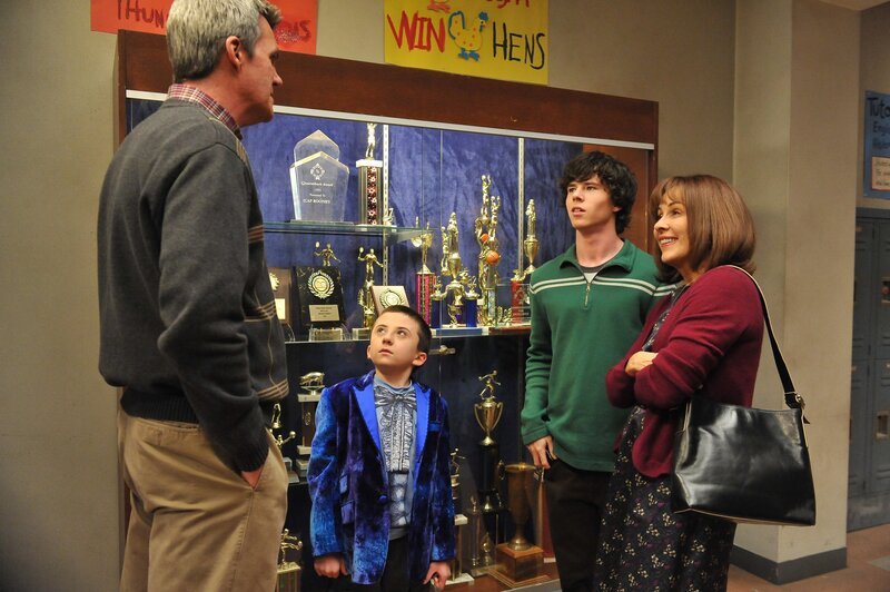 Mike (Neil Flynn, l.) ist der Meinung, dass heutzutage viel zu viele Trophäen verteilt werden und die Pokale damit ihren Wert verlieren. Frankie (Patricia Heaton, r.), Axl (Charlie McDermott, 2.v.l.) und Brick (Atticus Shaffer, 2.v.r.) sind eher der Meinung, dass Mike nur nicht will, dass sein alter Pokal im Trophäenschrank durch einen neuen ausgetauscht wird … – Bild: Warner Brothers Lizenzbild frei