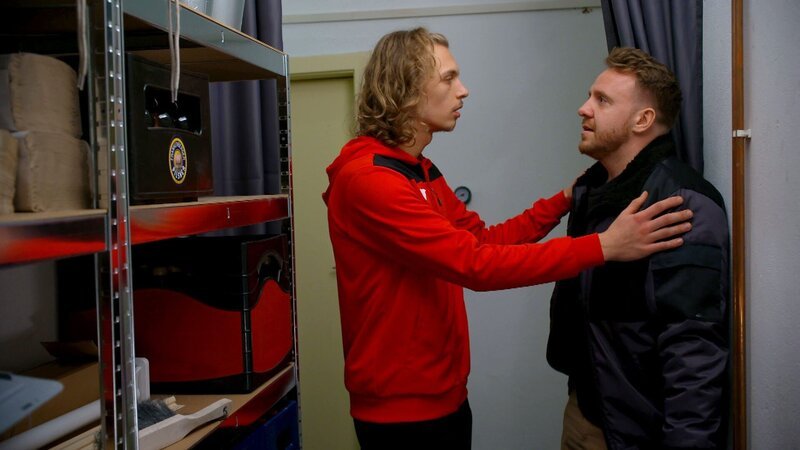 Benni versucht verzweifelt, Ella von seiner Unschuld zu überzeugen. Als Michelle behauptet, sie hätten Sex gehabt, gerät er ziemlich unter Druck. Ein Gespräch mit Tommy wird von Ella belauscht – und als Schuldeingeständnis missverstanden. – Bild: RTLZWEI