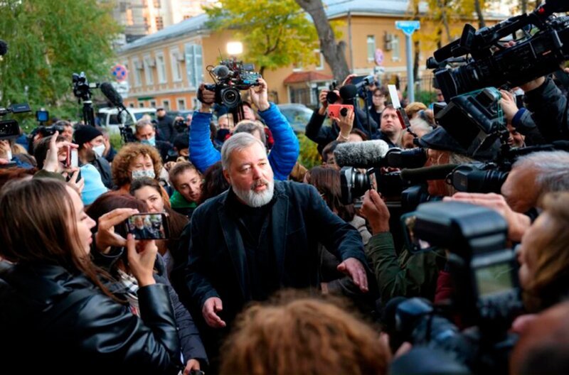 Dmitry Muratow nach der Friedensnobelpreisverleihung vor dem Redaktionsgebäude der Nowaja Gaseta. Die Nobelpreismedaille versteigerte er zugunsten von ukrainischen Flüchtlingskindern – sein Preisgeld spendete er ebenfalls. – Bild: SWR/​Nowaja Gaseta