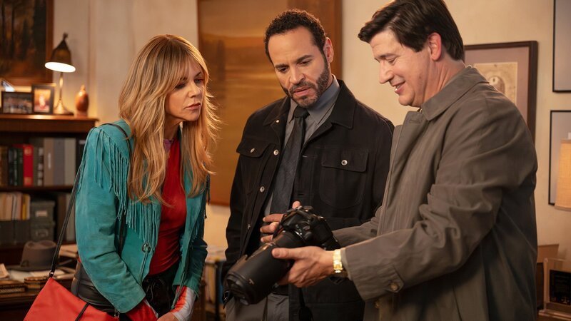 Zu Besuch beim Privatdetektiv, v.li.: Kaitlin Olson als Morgan Gillory, Daniel Sunjata als Adam Karadec, Ken Marino als Charles Lavoie – Bild: SRF/​Disney