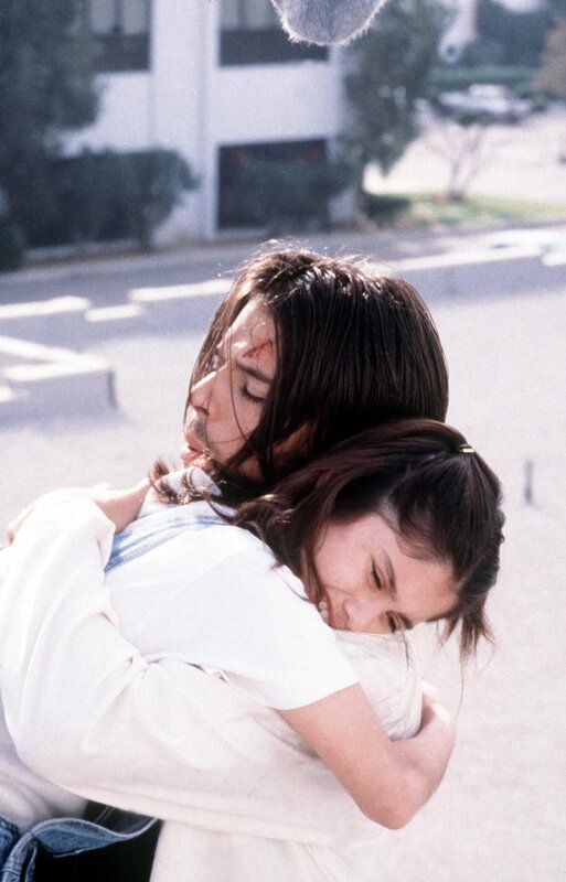 Die Geschwister Ben (Rodney Eastman, r.) und Blair (Danielle Wiener, l.) liegen sich in den Armen. – Bild: CBS Studios Inc.