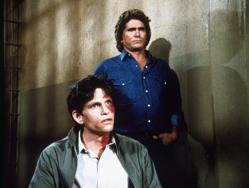Julian Bradley (Jeff Kober, l.), wegen Mordversuchs angeklagt, findet in Jonathan (Michael Landon, r.) einen wahren Freund. – Bild: 20th Century Fox Television