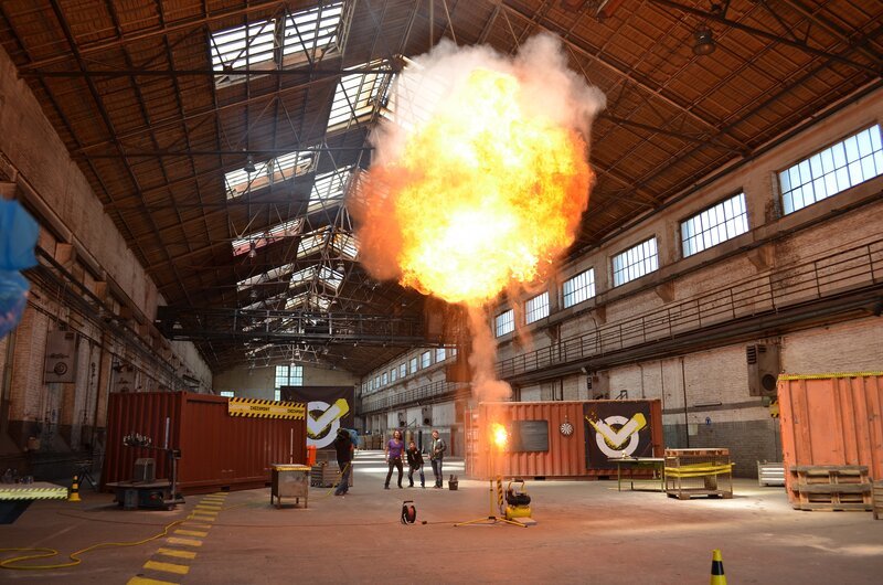 Tommy Scheel, Cem und Felix (v.l.n.r.) sind von der riesigen Staubexplosion beeindruckt. – Bild: ZDF/​Martin Pieck