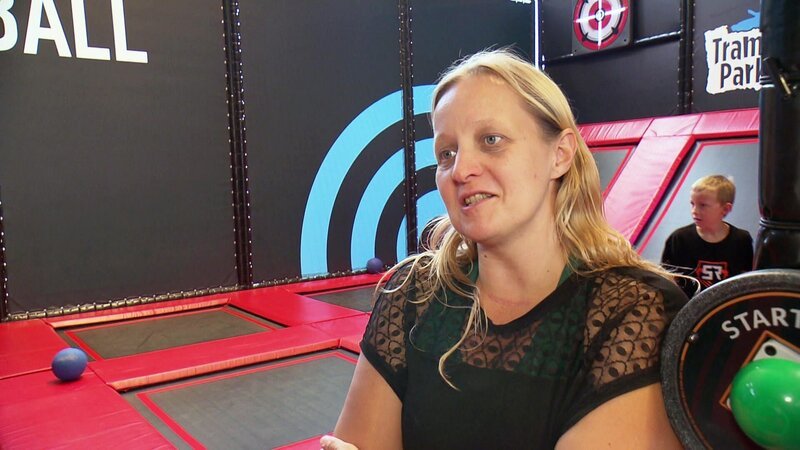 Die 39-jährige Farina macht mit ihren beiden Söhnen Leon (15) und Jonas (10) einen Ausflug in einen Trampolinpark. – Bild: RTLZWEI