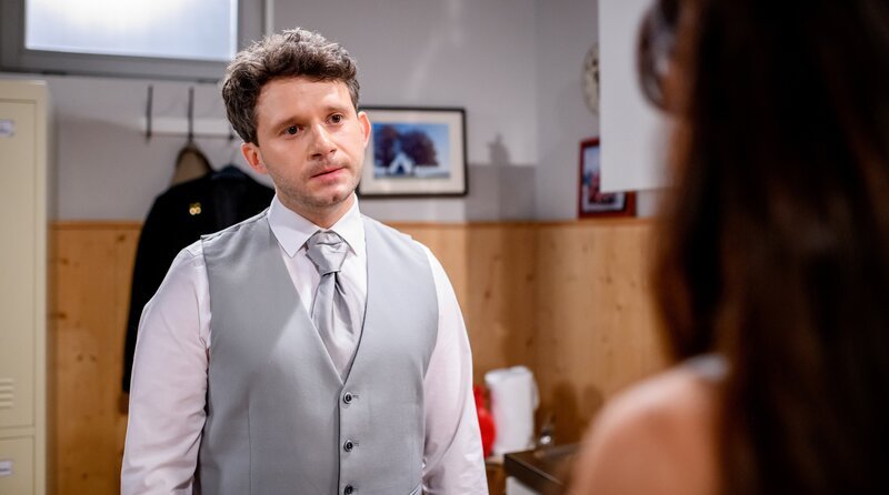 Fritz (Thimo Meitner, l.) sieht sich durch Lales (Yeliz Simsek, r.) Reaktion bestätigt, dass sie keine Zukunft haben. – Bild: ARD/​WDR/​Christof Arnold