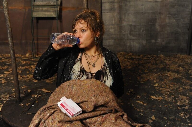 Leidet in ihrem Versteck: Paule (Wanda Worch). – Bild: Claudius Pflug