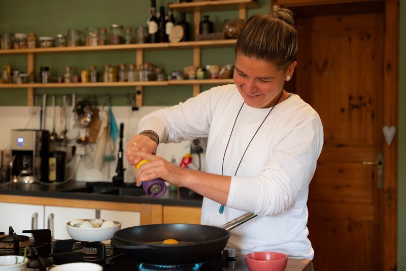 Diana Burkel beim Kochen. – Bild: Tabea Hofmann /​ BR