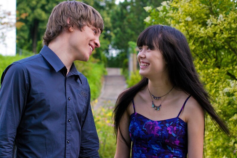 Nicholas (Jannik Schumann) Ankunft auf der Party ist eine große Überraschung für Jackie (Charlotte Nicdao). – Bild: NDR/​Southern Star