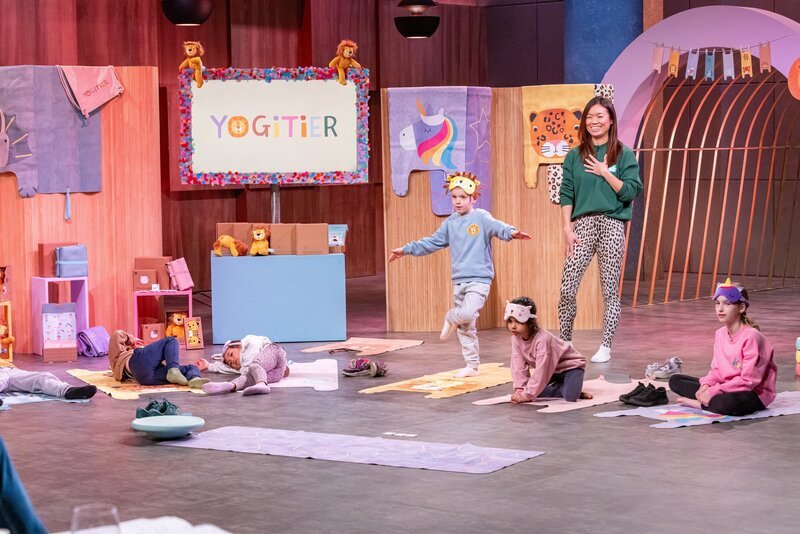 Fei Schäfer präsentiert mit YOGITIER Kinderyogamatten in Tierform. Sie erhofft sich ein Investment von 100.000 Euro für 10 Prozent der Firmenanteile. – Bild: @RTL