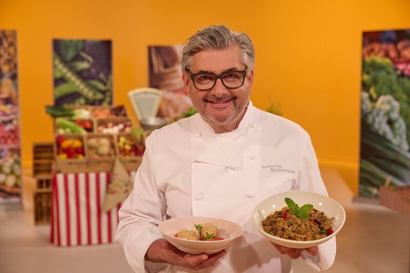 Hans-Jörg Bachmeier kocht im Studio. – Bild: Martina Bogdahn /​ BR