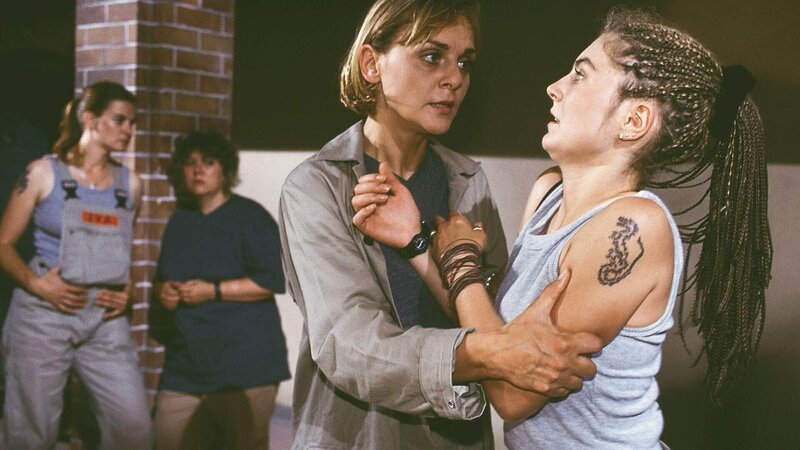 Die Situation zwischen Mutter (Anja Beatrice Kaul, 2.v.re.) und Tochter (Anke Rähm) spitzt sich so weit zu, daß Jule eine Schlägerei vom Zaun bricht …(hi.li. Komparsen). – Bild: RTL