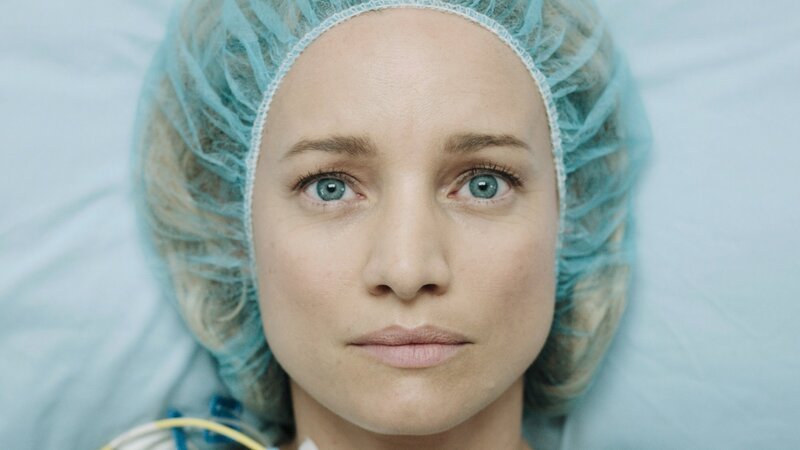 Sie bekommt ein neues Herz: Laurence Leboeuf als Magalie Leblanc – Bild: SRF/​NBC