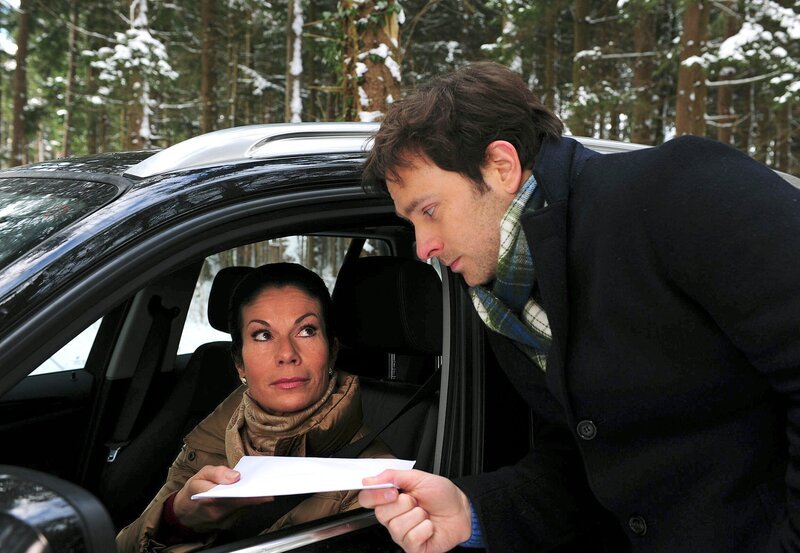 Doris (Simone Ritscher, l.) macht gemeinsame Sache mit Strohmann Jan Augustin (Mark-Alexander Solf, r.), um die Brauerei in den Ruin zu treiben. – Bild: ARD/​Ann Paur