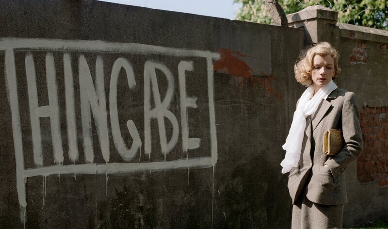 Norddeutscher Rundfunk – TREFFPUNKT IM UNENDLICHEN – Fernsehspiel nach dem gleichnamigen Roman von Klaus Mann, Regie: Horst Königstein (E.: 10.11.1984), Kamera: Klaus Brix. Graffitis hat es schon im Berlin der 20er Jahre gegeben. Verbürgt ist die Wandmalerei eines Holländers, der durch das ganze Reich zog und HINGABE auf die Wände malte. Klaus Mann schrieb in seinen frühen Arbeiten oft direkt von der Wirklichkeit ab. Das HINGABE-Motiv durchzieht seinen Roman „Treffpunkt im Unendlichen“ (1931). Als Schauspielerin Sonja: Angelika Thomas. © NDR/​Gita Mundry – honorarfrei – Verwendung gemäß der AGB im engen inhaltlichen, redaktionellen Zusammenhang mit genannter NDR-Sendung bei Nennung „Bild: NDR/​Gita Mundry“ (S2). NDR Presse und Information/​Fotoredaktion, Tel: 040/​4156⁠–⁠2306 oder -2305, pressefoto@ndr.de. – Bild: NDR/​Gita Mundry