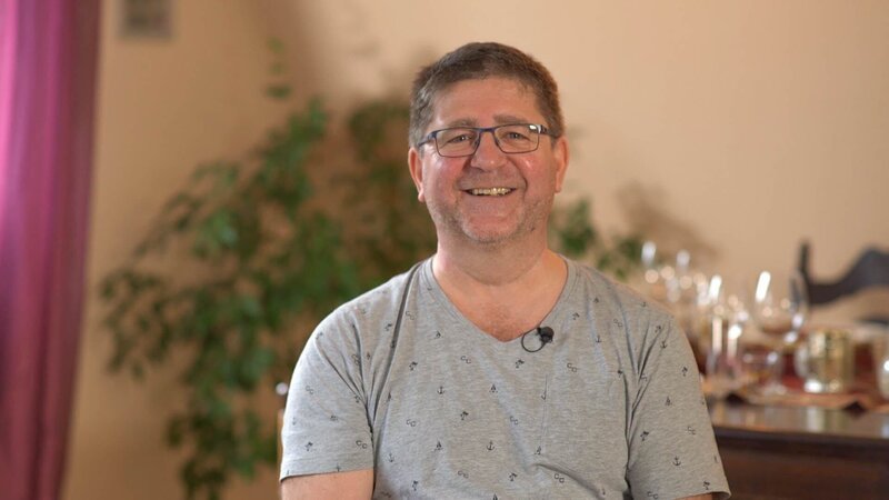 Gastgeber Hüssi – Bild: TVNOW /​ ITV Studios