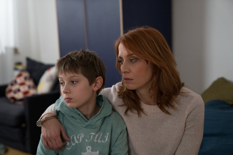 Offenbar hat Elenas (Annika Ernst, r.) Partner Nic etwas zu verbergen – doch geht er für das Bewahren seines Geheimnisses so weit, dass er Elenas und Leons (Paul Bohse, l.) Leben aufs Spiel setzt? – Bild: SAT.1 /​ Wolfgang Ennenbach