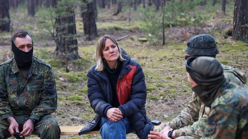 Barbara Lüthi (M.) mit ukrainischen Soldaten in Ausbildung – Bild: SRF/​Jacob Erlenmeyer