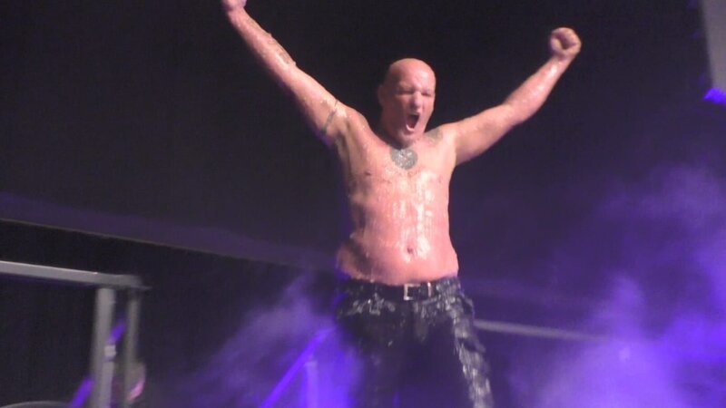 Feuerstuntman Heiko von der Schlippen setzt seinen blanken Körper in Flammen. – Bild: RTL