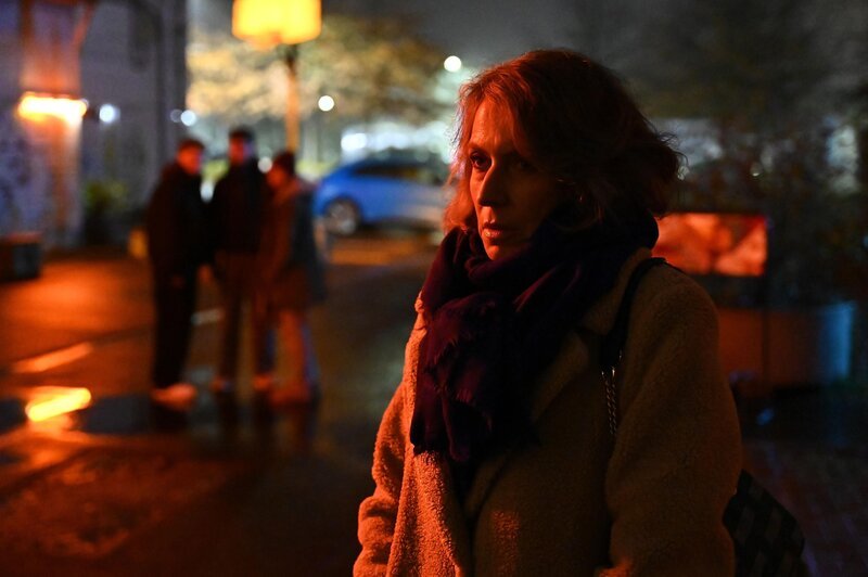 Daniela (Berrit Arnold) unterläuft in ihrer Hektik ein folgenschwerer Fehler. – Bild: RTL /​ Julia Feldhagen