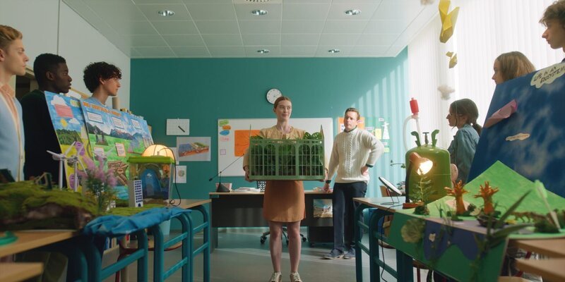 Mia (Abigail O’Regan, M.) hält in ihrer Klasse einen Vortrag zum Pflanzenwachstum. Niemand ahnt, dass sich in dem Miniaturgewächshaus die geschrumpfte Cece befindet. – Bild: Cottonwood Media – ZDF – ZDF Studios – Opéra Na