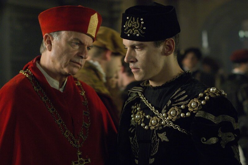 Kardinal Thomas Wolsey (Sam Neill) mahnt König Henry VIII. (Jonathan Rhys Meyers) zur Vorsicht: Der französische König hat von Henrys Abkommen mit dem Kaiser erfahren. – Bild: AXN White