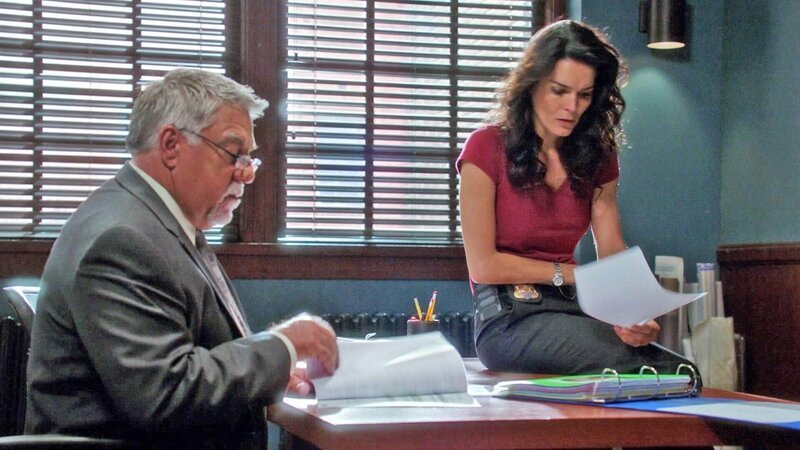 Det. Vince Korsak (Bruce Mc Gill) und Jane Rizzoli (Angie Harmon) bekommen eine letzte Frist von 65 Stunden, um das fehlende Beweisstück zu finden. – Bild: SUPER RTL /​ Warner Bros.