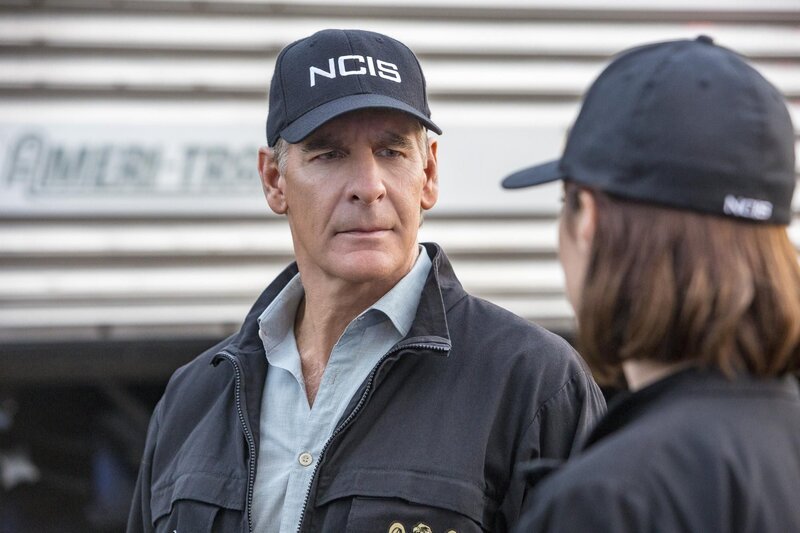 Nachdem ein Passagier dem Navy Offizier Mark Jacoby dabei geholfen hat, im Zug einen Verrückten mit einer Waffe zu überwältigen, wollen Pride (Scott Bakula) und sein Team mit dem tapferen Helden sprechen. Doch der will anscheinend nicht gefunden werden. – Bild: CBS Broadcasting, Inc. /​ Skip Bolen