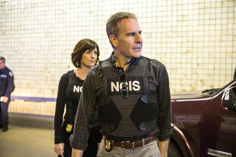 Wollen Sonja dabei helfen, einen Drogenring hochzunehmen: Pride (Scott Bakula, r.) und Brody (Zoe McLellan, l.) – Bild: CBS Broadcasting, Inc. /​ Skip Bolen