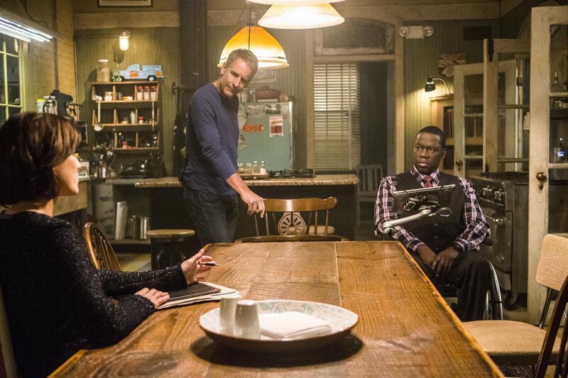 Als Captain James Grant seiner ehemaligen Untergebenen Kayla Anderson im Radio zu ihrem sozialen Projekt gratulieren will, wird er erschossen. Brody (Zoe McLellan, l.), Pride (Scott Bakula, M.), Plame (Daryl Mitchell, r.) und ihre Kollegen müssen den Täter finden, bevor er erneut zuschlägt … – Bild: CBS Broadcasting, Inc. /​ Skip Bolen