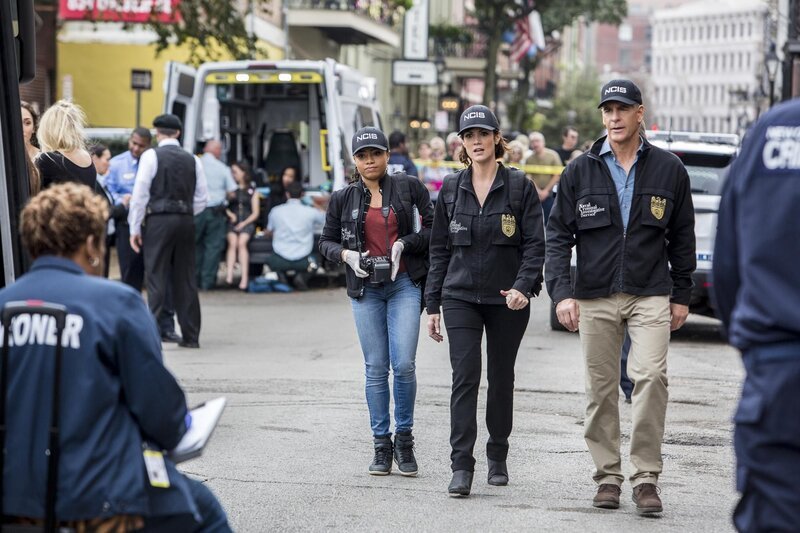 Wollen den Mörder eines Navy-Offiziers finden, der Enthüllungsgeschichten für eine Zeitschrift verfasste: Percy (Shalita Grant, l.), Brody (Zoe McLellan, M.) und Pride (Scott Bakula, r.) … – Bild: CBS Broadcasting, Inc. /​ Skip Bolen /​ Skip Bolen