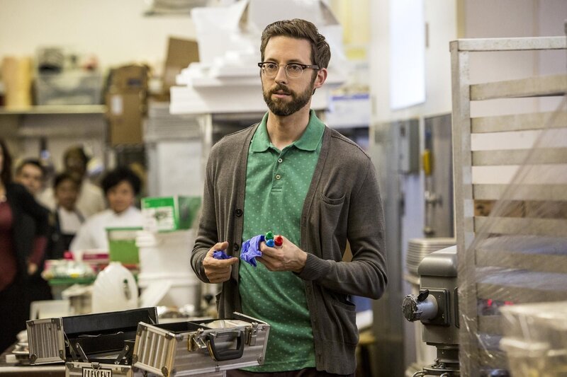 Sebastian (Rob Kerkovich) will für seine Kollegen herausfinden, wie das Gift, das Leutnant Rebecca Peterson während ihres Besuchs im Hotelzimmer eines Generals umbrachte, in ihren Kreislauf gelangen konnte. Um einen Skandal abzuwenden, muss er dabei jedoch heimlich vorgehen … – Bild: CBS Broadcasting, Inc. All Rights Reserved /​ Skip Bolen