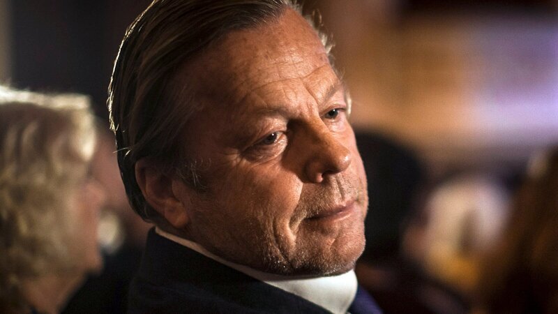 Wallander hat sich fürs Theater herausgeputzt. – Bild: ZDF und ARD Degeto/​Yellow Bird/​B. Bragas