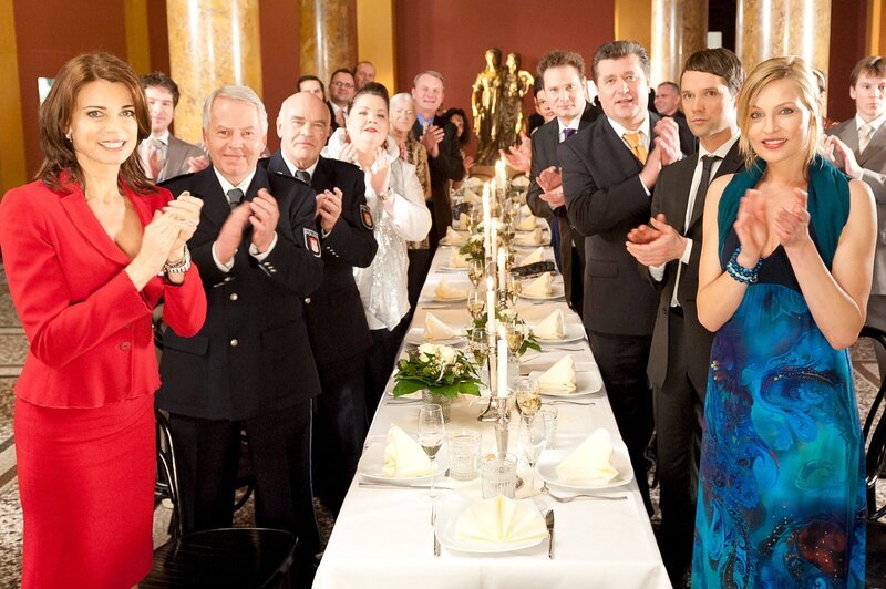 Die Hochzeitsgesellschaft mit Dr. Jonas (Gerit Kling, l.), Wolle (Harald Maack, 2.v.l.), Martin Berger (Peer Jäger, 3.v.l.), Frauke (Manuela Wisbeck, 4.v.l.), Melanie (Sanna Englund, r.), Mattes (Matthias Schloo, 2.v.r.), Hans (Bruno F. Apitz, 3.v.r.) und Dr. Haase (Fabian Harloff, 4.v.r.) gratuliert. – Bild: ZDF/​Boris Laewen