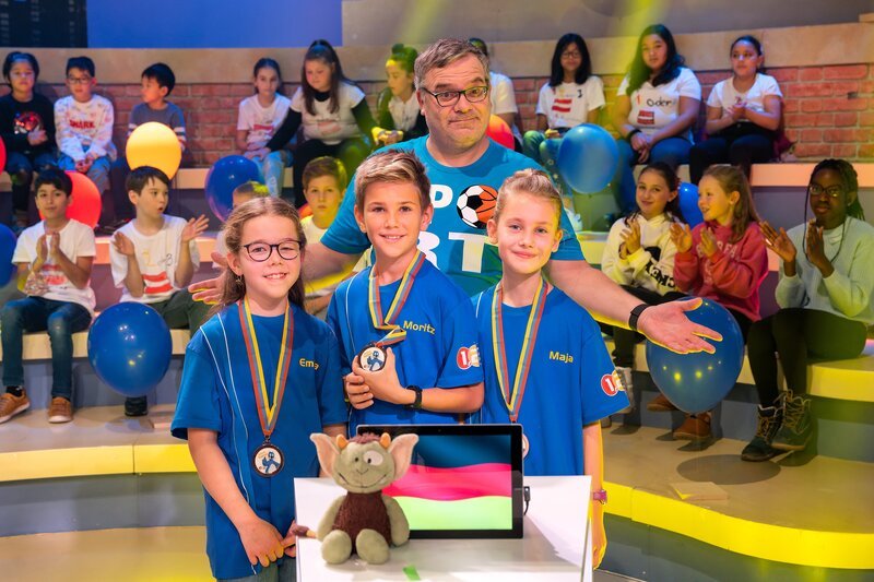 Für das Rateteam aus Dorfen am Mühlanger/​Deutschland war es heute ein spannender Quiztag bei „1, 2 oder 3“. – Bild: Ralf Wilschewski /​ ZDF