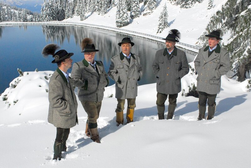 „D’ Kiahmöcha“ am Hochkar, im Hintergrund der Bergsee. – Bild: ORF III