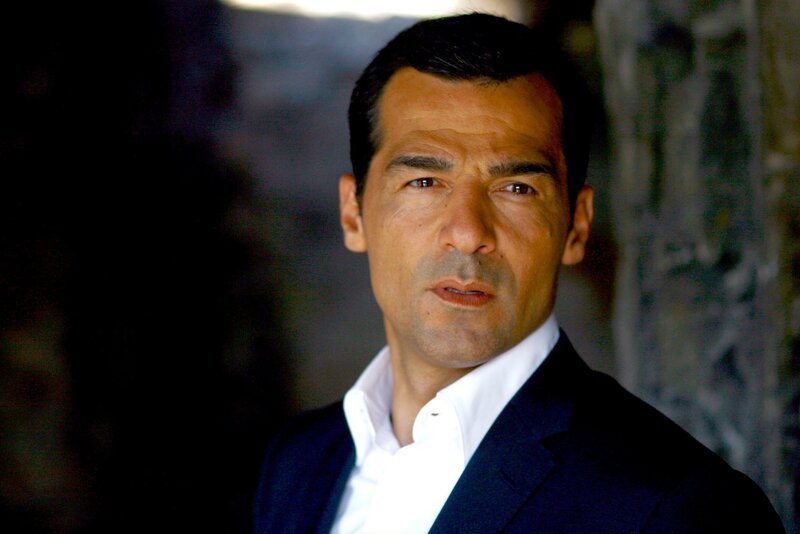 Kommissar Özakin (Erol Sander) muss den Mord an einem korrupten Baulöwen aufklären. – Bild: ARD Degeto/​Eraydin Erdogan