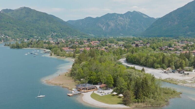 Fährhütte am Tegernsee mit Bergpanorama. – Bild: Jonas Schmailzl /​ BR /​ Bewegte Zeiten Filmproduktion GmbH