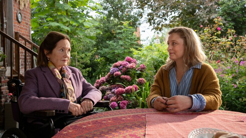 Antonia (Barbara Schnitzler, l.) fasst allen Mut zusammen um Rosie (Anna König, r.) endlich die Wahrheit zu sagen. – Bild: Georges Pauly /​ ZDF