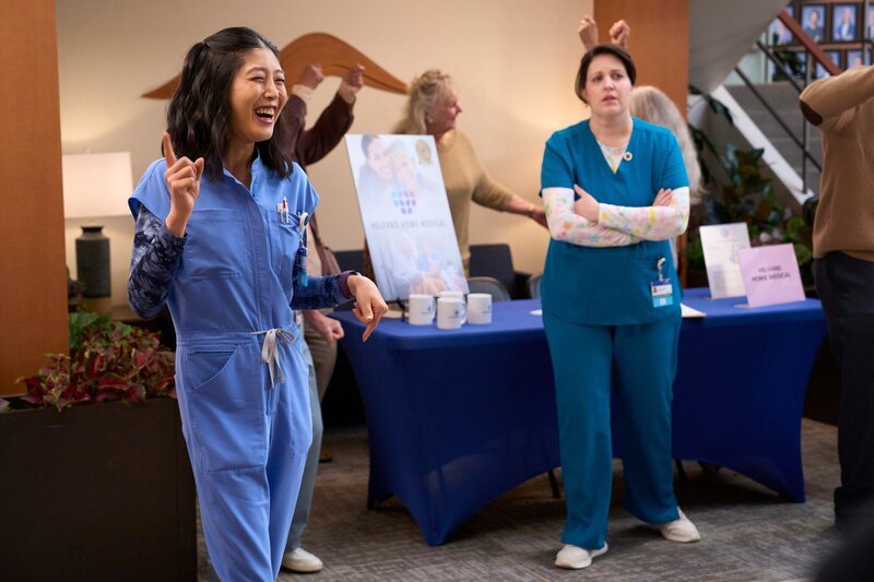 L-R: Kahyun Kim als Serena, Allison Tolman als Alex – Bild: NBC /​ Greg Gayne/​NBC /​ Episodic /​ NBCUniversal Media, LLC