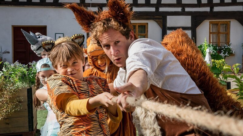 An Louis’ (Marian Dilger, M.) Kindergeburtstag schlüpft Fabian (Moritz Treuenfels, r.) in die Rolle des Eichhörnchens und erlebt eine böse Überraschung. – Bild: Romance TV
