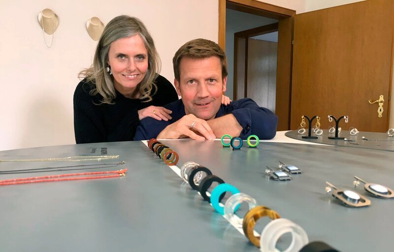 Jens Hübschen mit der Schmuckdesignerin Tanja Falkenhayner und ihren Lagenachat-Ringen in ihrem Showroom bei Emmert Design in Idar-Oberstein. – Bild: SWR/​Isa Kilwink