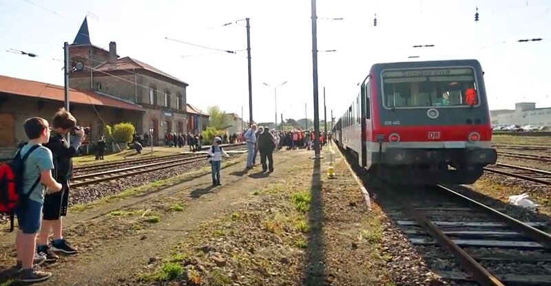 Sonderzug aus Dillingen bei der Ankunft im Bahnhof Bouzonville in Lothringen. Nur einmal im Jahr fährt ein Zug hier über die Grenze, am Karfreitag, da an diesem Tag in Bouzonville ein großer Jahrmarkt stattfindet. – Bild: SWR